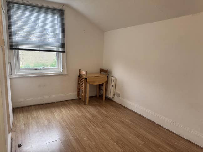 Spacious bedsit to rent in Kilburn Main Photo