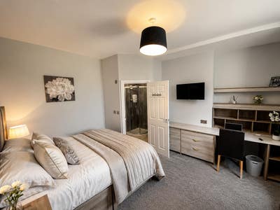 🚨City Centre En Suite / Custom Furniture🚨 Main Photo