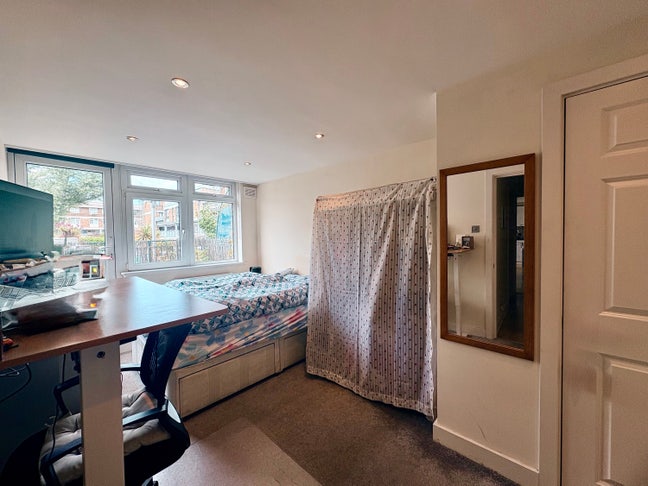 ☀️Large En-suite+balc. 10 mins to tube. 1 Flatmate Main Photo