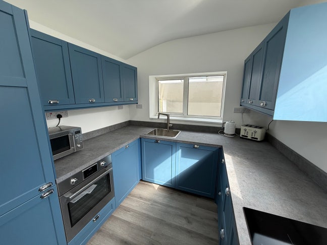3 bed house, garden, 2 x parking, refurbished Main Photo