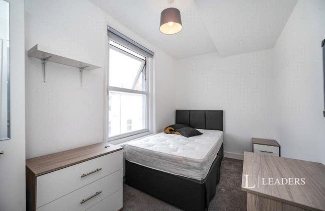 2 Rooms in Shared House - Lawson Road Main Photo