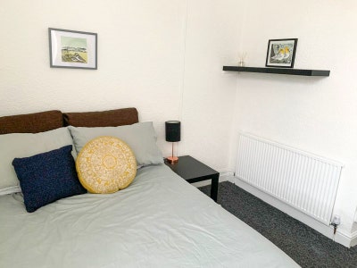 *Quiet, furnished room w/double bed* Connaught Rd Main Photo