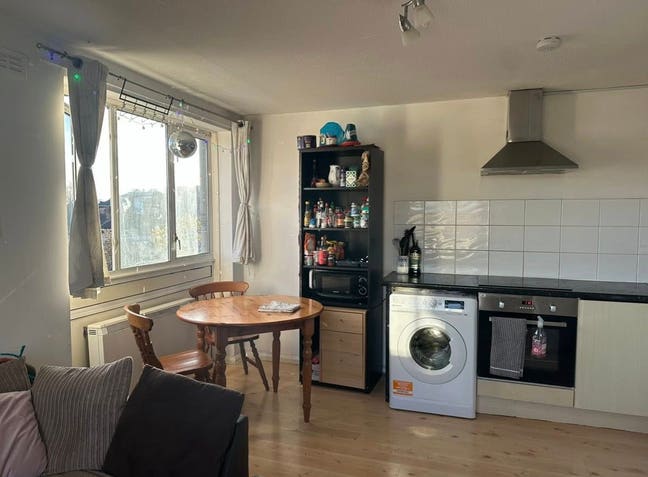 Big Double Room Available in E1!! Main Photo