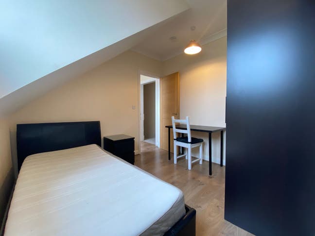 West Ealing Double Bedroom Main Photo