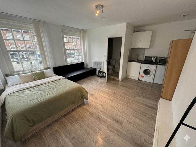 Furnished studio Flat to rent in Edgware (HA8) Main Photo