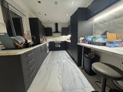*Modern Double En-Suite Room in Professional Home* Main Photo