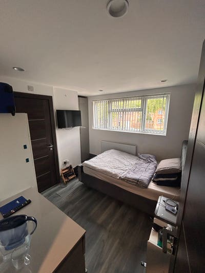 Urgent- Ensuite Room available in 8-Bed House Main Photo