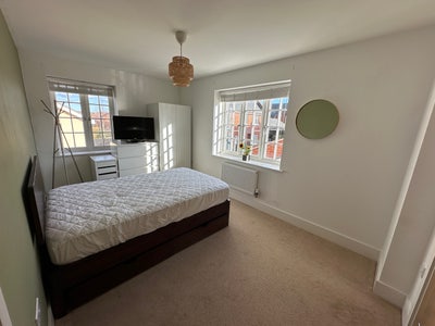 Bright en-suite room near Hylands Park Main Photo