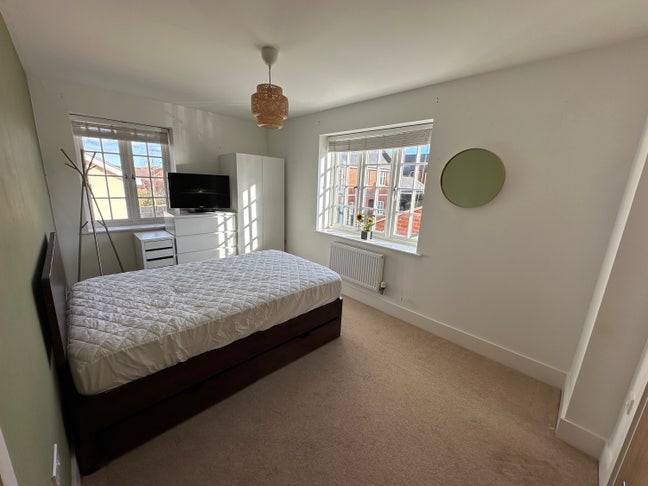 Bright en-suite room near Hylands Park Main Photo