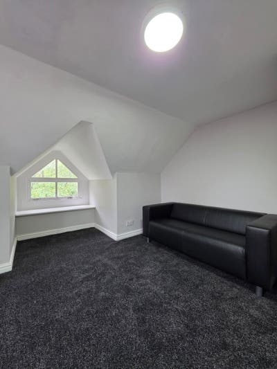 Spacious 2 Bed Flat in Great Location! Main Photo