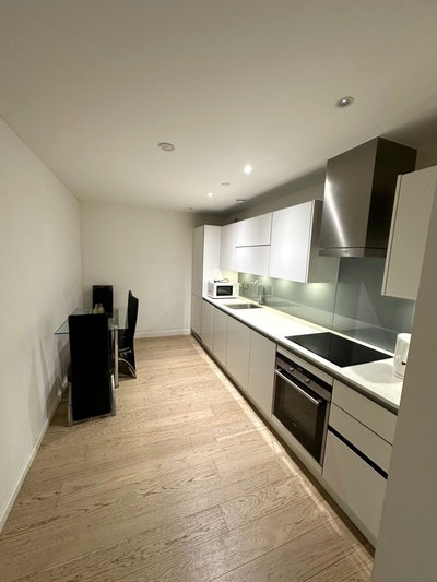 Stunning En suite in a lovely modern flat with gym Main Photo