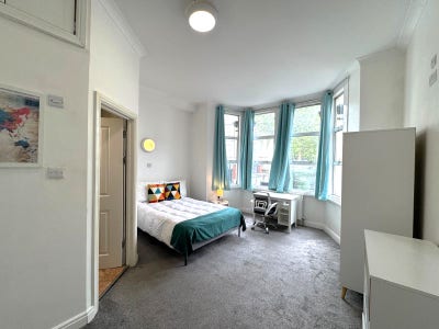 Private bathroom / Close to Westfield !  Main Photo