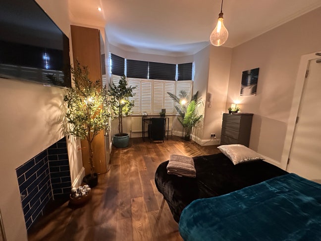 Large Double bedroom ensuite bills included Main Photo