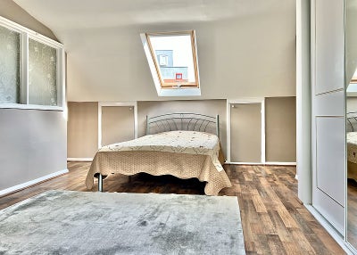 Large sunny Ensuite room near West Ham station Main Photo