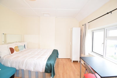 Spacious Double / Close to Central Line !  Main Photo
