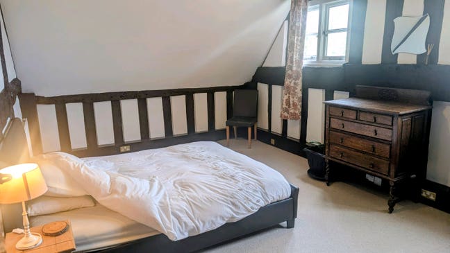 Large double room in an idyllic rural family home Main Photo