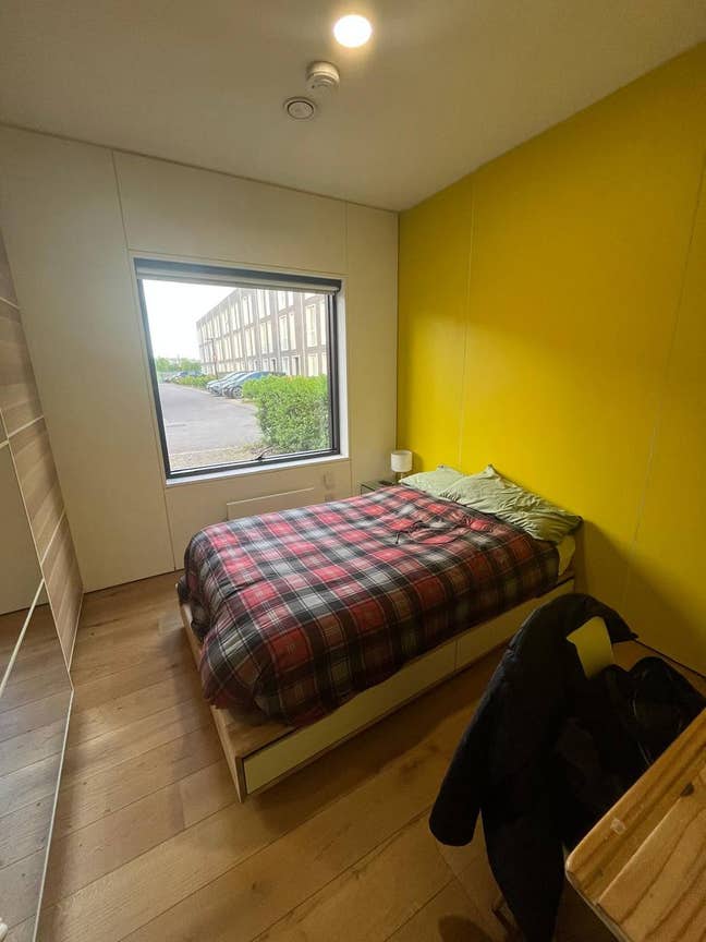 Room in large home Main Photo