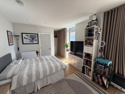 Stunning Modern Double Room with Ensuite Main Photo