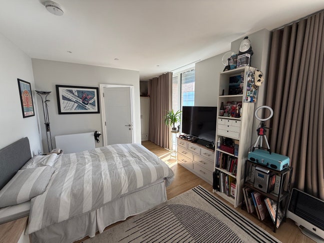 Stunning Modern Double Room with Ensuite Main Photo