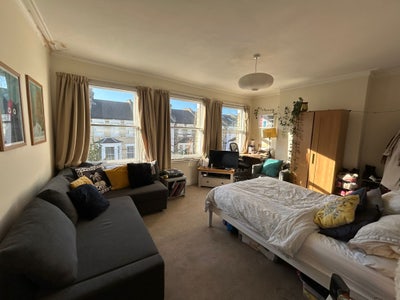 Large Double Bedroom in Fulham House Main Photo