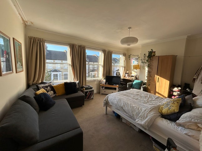 Large Double Bedroom in Fulham House Main Photo