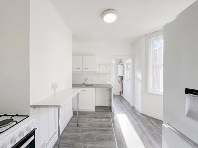 A beautiful 2 bedroom garden flat in E7 Main Photo