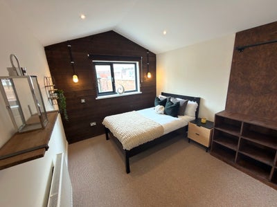 Large en-suite room with direct garden access Main Photo