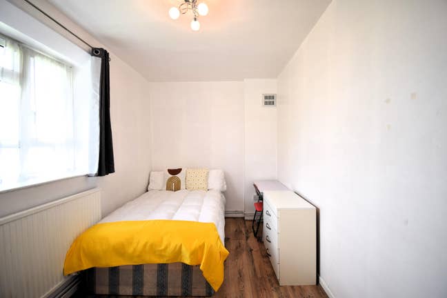 Move-In Ready Room with Fast Transport Links Main Photo