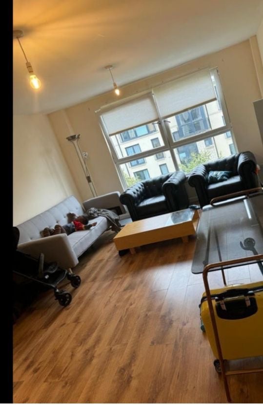 I lovely room available with a private bathroom  Main Photo