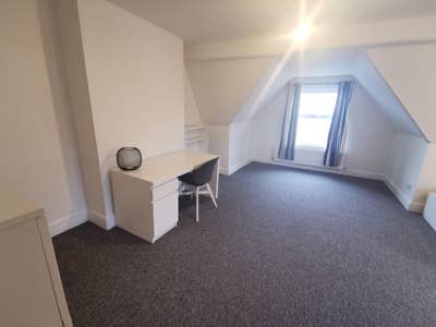 30m2 Massive Room with en-suite : walk to beach  Main Photo