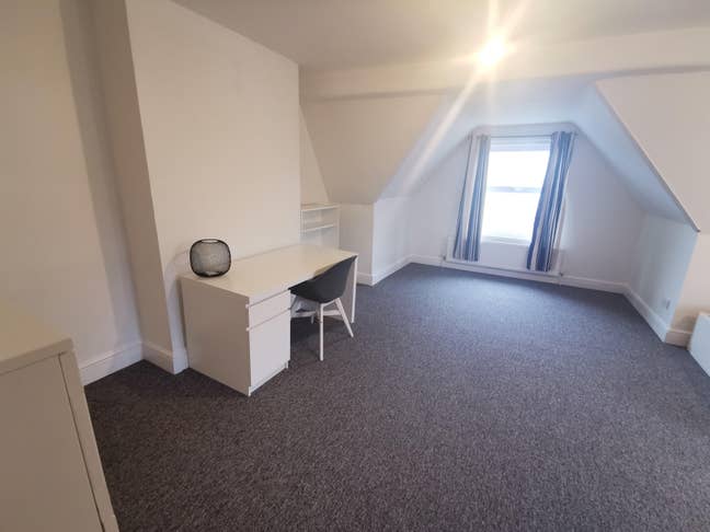 30m2 Massive Room with en-suite : walk to beach  Main Photo