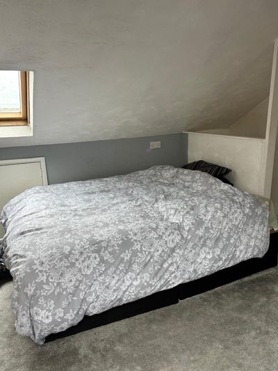 Spacious double room to let Main Photo