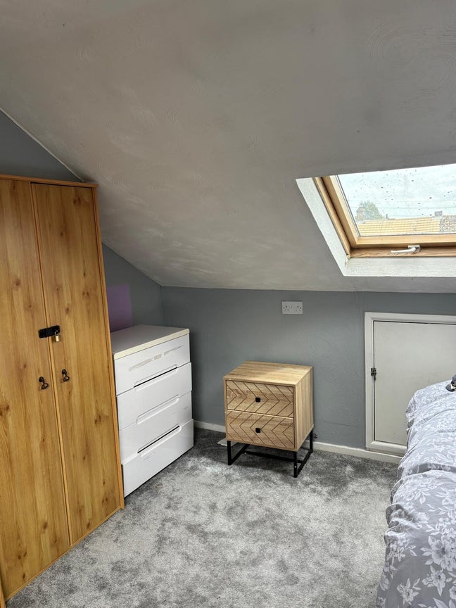 Spacious double room to let Main Photo