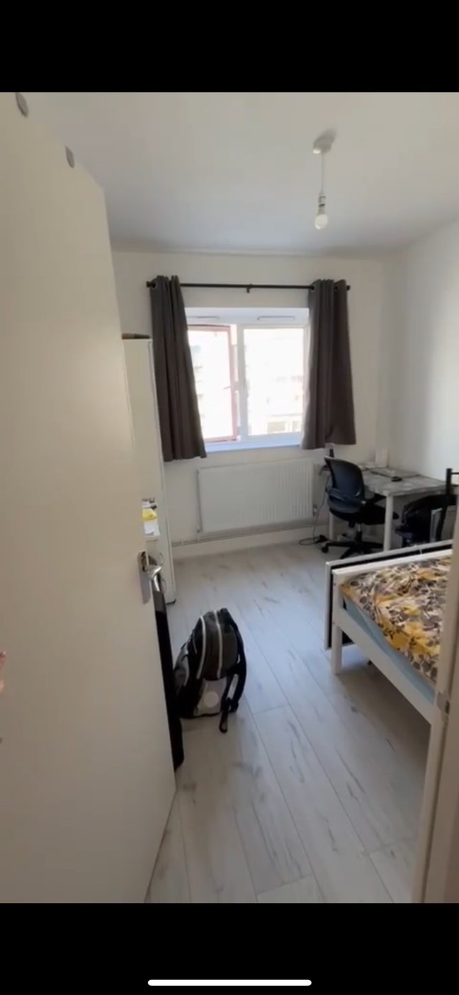 Double bedroom for rent E14 Main Photo