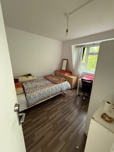 4 double room Available in E1 Main Photo
