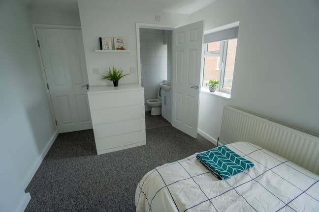 En-suite room in modern all inclusive house share Main Photo