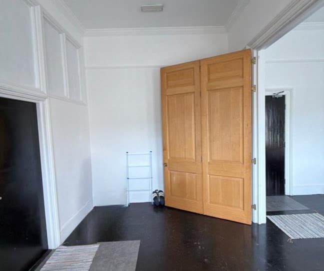 Guardianship: 1 Room in 9Bed Commercial Property  Main Photo