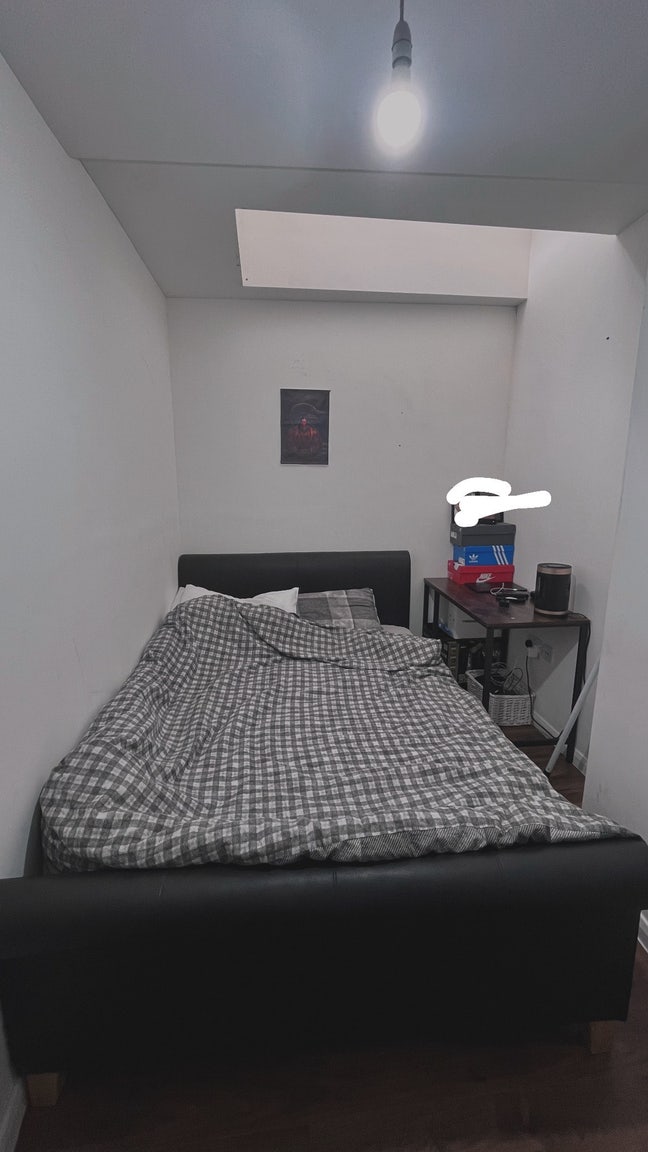 Single Room with Double bed Available for sublet Main Photo