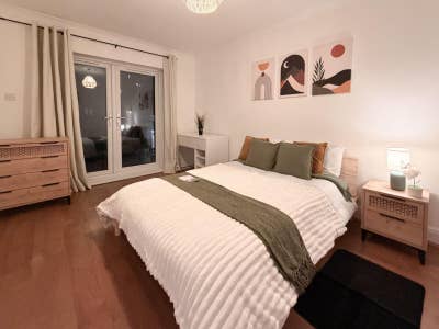 ✨ Modern Balcony Room | 0 Min Walk to Crossharbour Main Photo