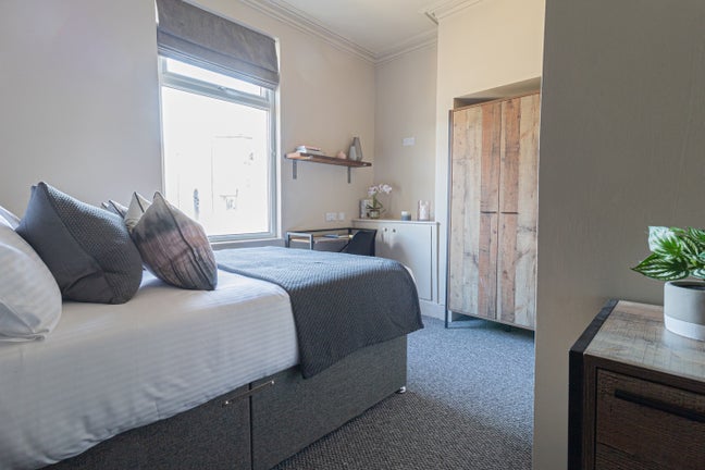 Stylish Living | Great Location | All Bills Inc Main Photo