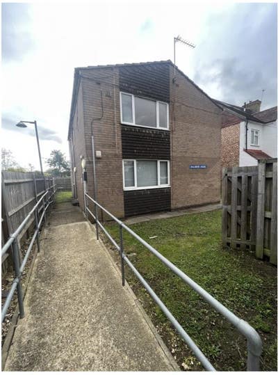Flat to rent Bullimore, Finchley Main Photo