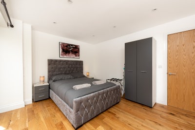 Modern Double Rooms in Spacious Flat Main Photo