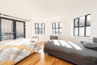 Modern Double Rooms in Spacious Flat Main Photo
