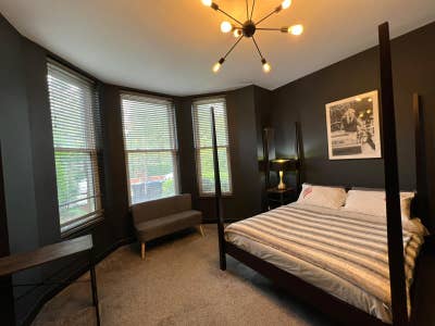 🦅 Modern En-Suite Double Room with Workspace 🦅 Main Photo