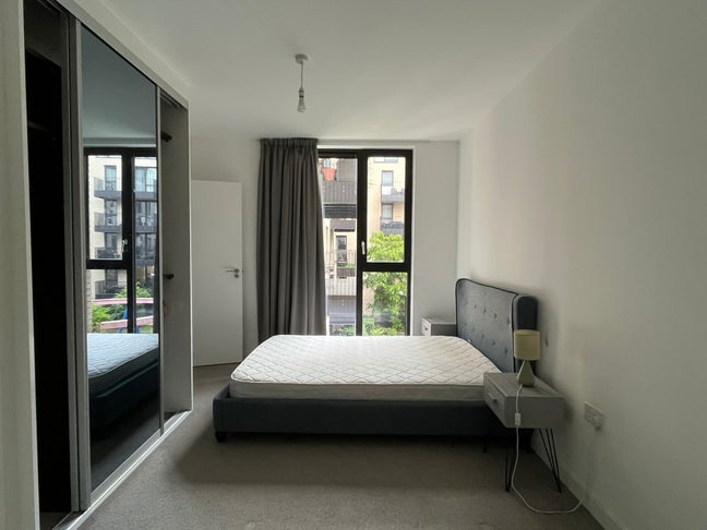 Spacious new build ensuite in Stratford  Main Photo