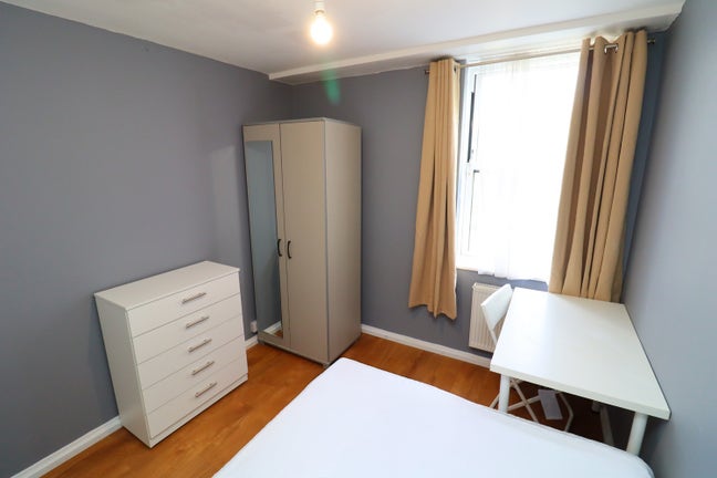 Modern Room Steps from Notting Hill Main Photo