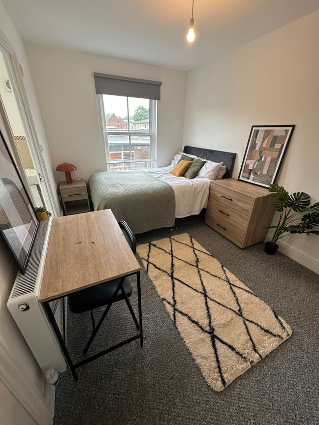 Large en suite room in town Main Photo