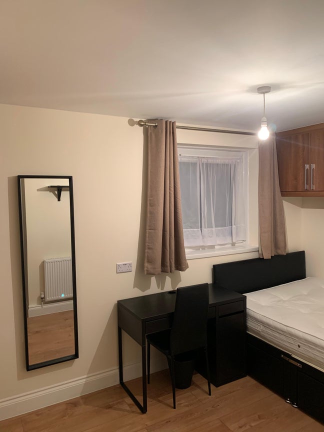 Spacious Double Bedroom with En-suite Main Photo