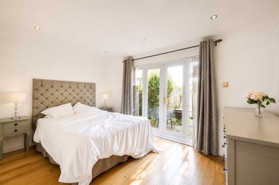 Spacious Double Room with En-Suite - Female house Main Photo