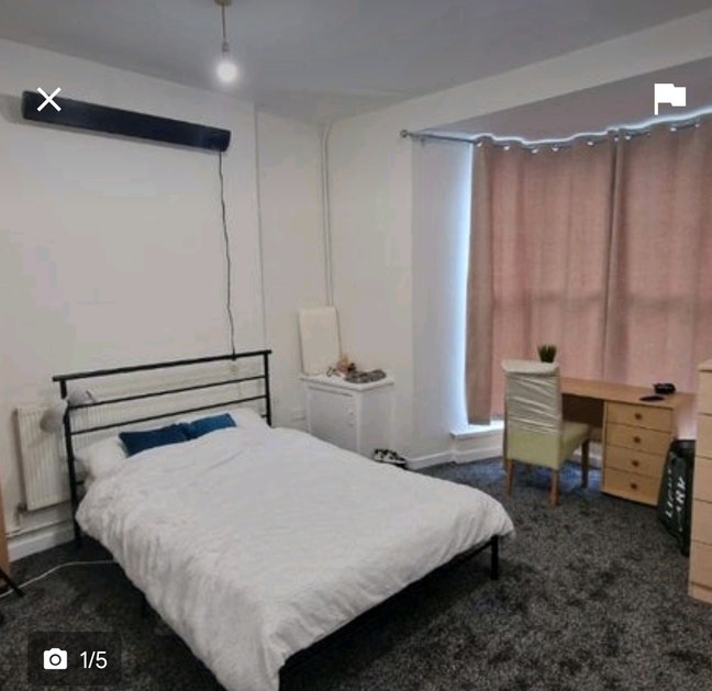 Large studio flat with separate kitchen and bathro Main Photo